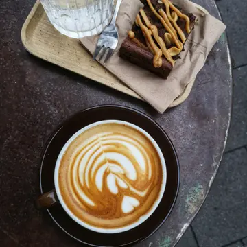 Brownie com pasta de amendoim e café