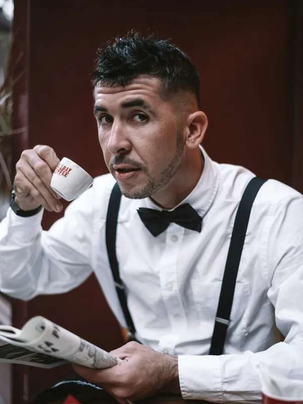 Cliente saboreando um café e uma fatia de bolo