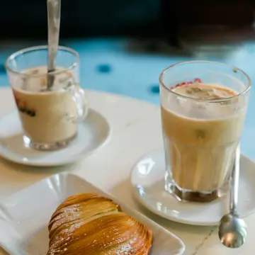 Cafés e um lanche especial da casa