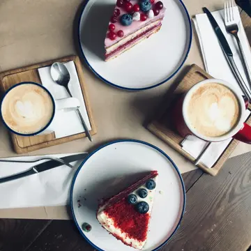 Fatias de bolo e café servidos na mesa