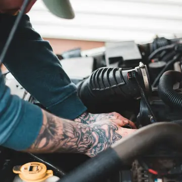 Reparo no compartimento do motor