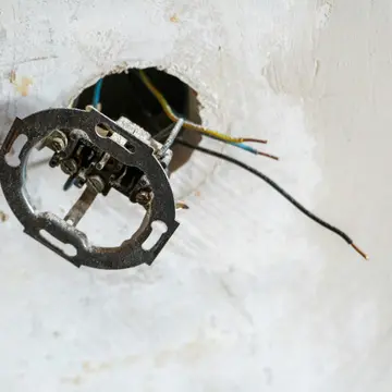Reparo elétrico em ponto de tomada na parede