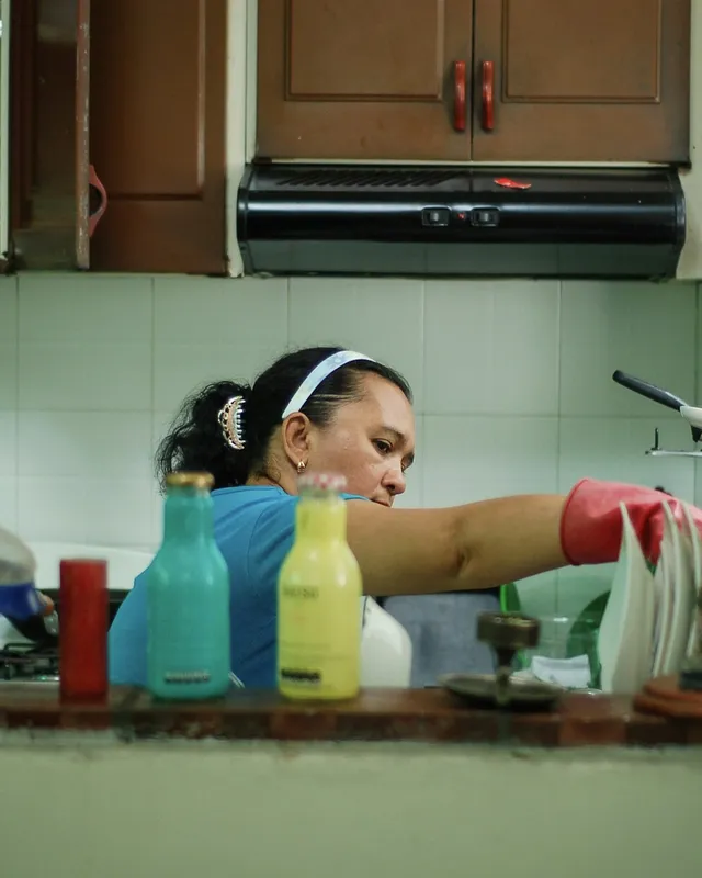 Ana Maria, diarista, cuidando da cozinha com atenção aos detalhes